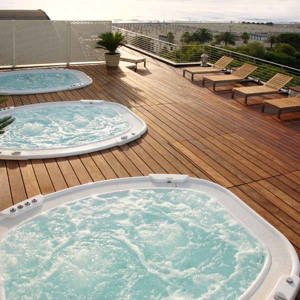 Piscine idromassaggio sul roof garden dell'Hotel Cristallo di Giulianova