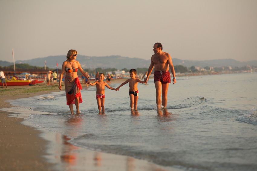 famiglia-cammina-spiaggia_8_850-722