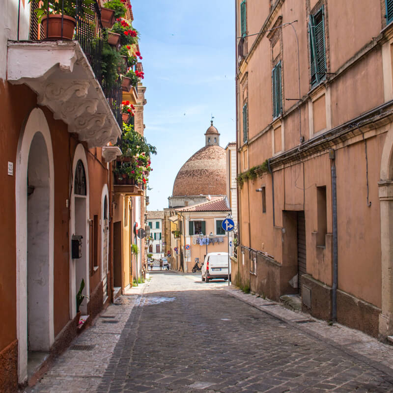 Foto centro storico di Giulianova con il Duomo di San Flaviano sullo sfondo - Hotel Cristallo