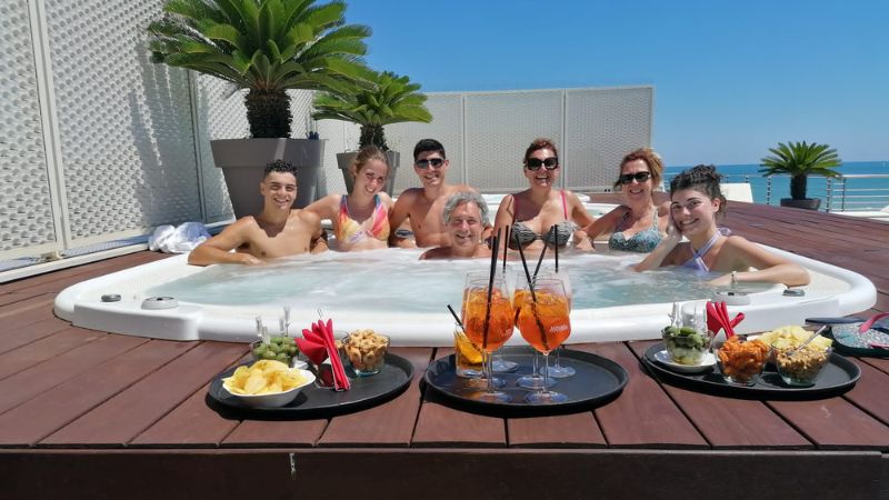 Tre famiglie nelle nostre piscine idromassaggi del solarium panoramico