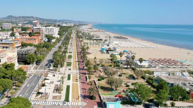 Lungomare di Giulianova con ampia spiaggia per le vacanze a Giulianova