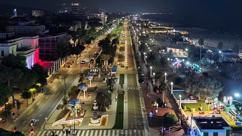 Foto lungomare con hotel a Giulianova